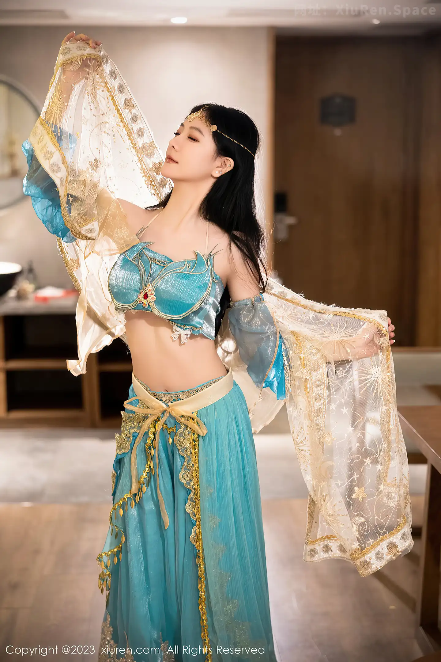 图片[5]-[XiuRen秀人网]VOL.7469 模特幼幼性感蓝色西域舞娘短裙露黑色内裤秀白嫩美腿诱惑写真82P-秀人网官方网站